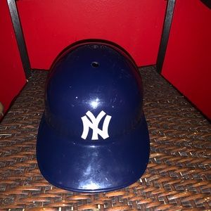 📌💥New York Yankees Collectors piece Helmet
